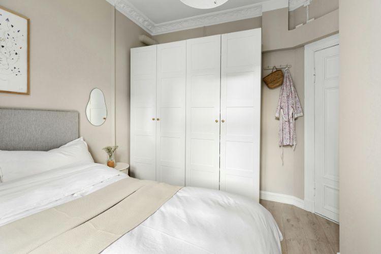 спальня, біла шафа