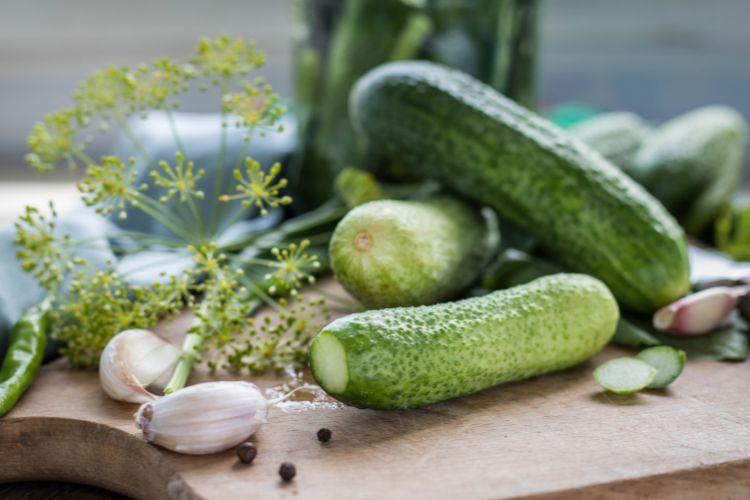 огірки, кріп, часник