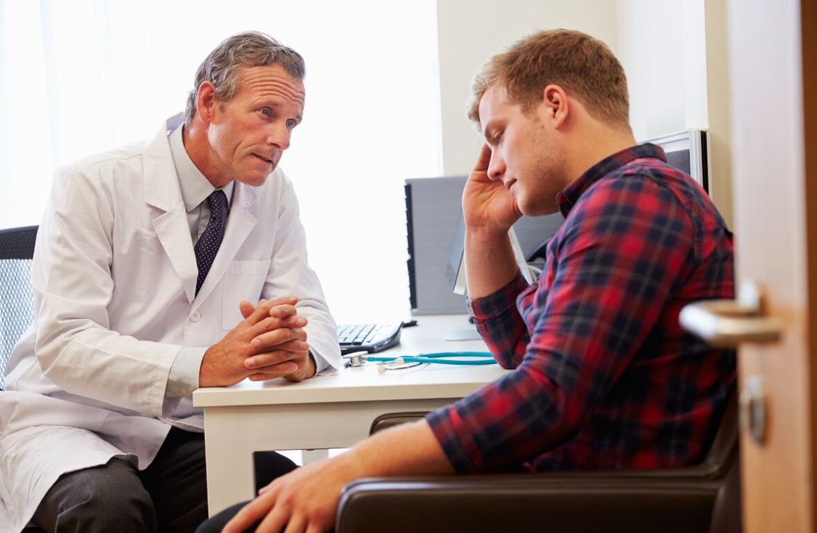 мужчина на прийомі в лікаря