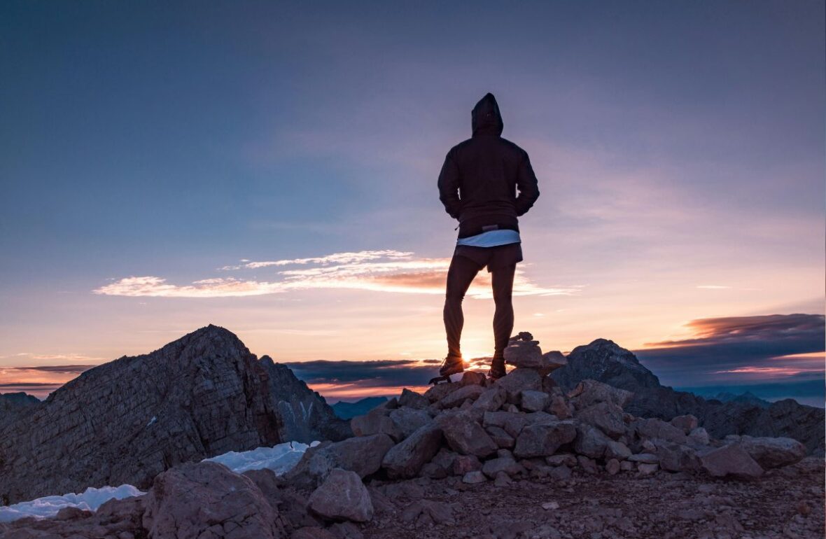 мужчина на верхівці гори