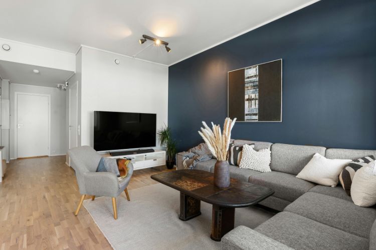 синя акцентна стіна