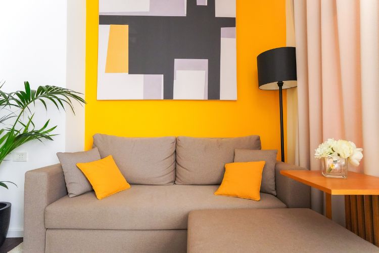 помаранчева акцентна стіна