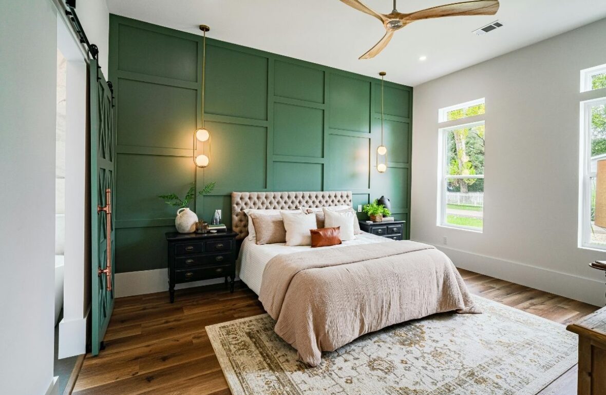 зелена акцентна стіна в спальні