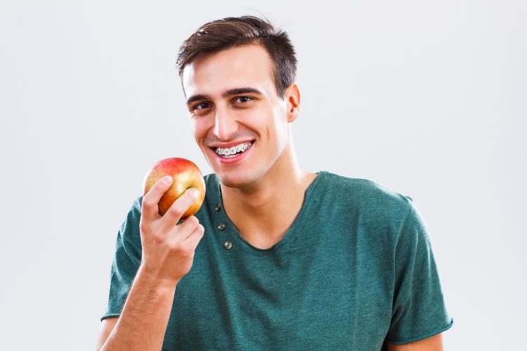 мужчина з брекетами