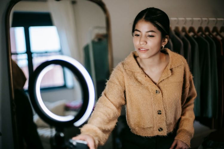 блогерка готує світлову лампу для зйомки