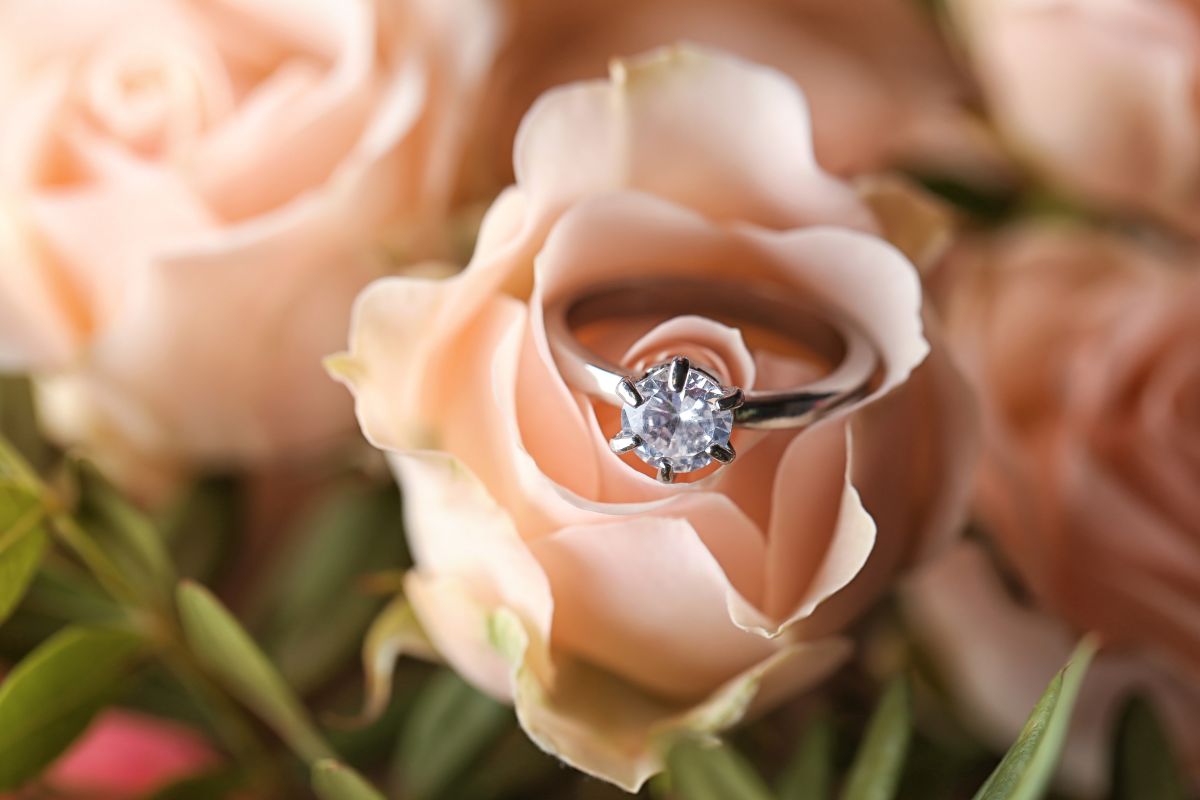 Каблучки на заручини та кільця з діамантами – символ кохання і початку родини