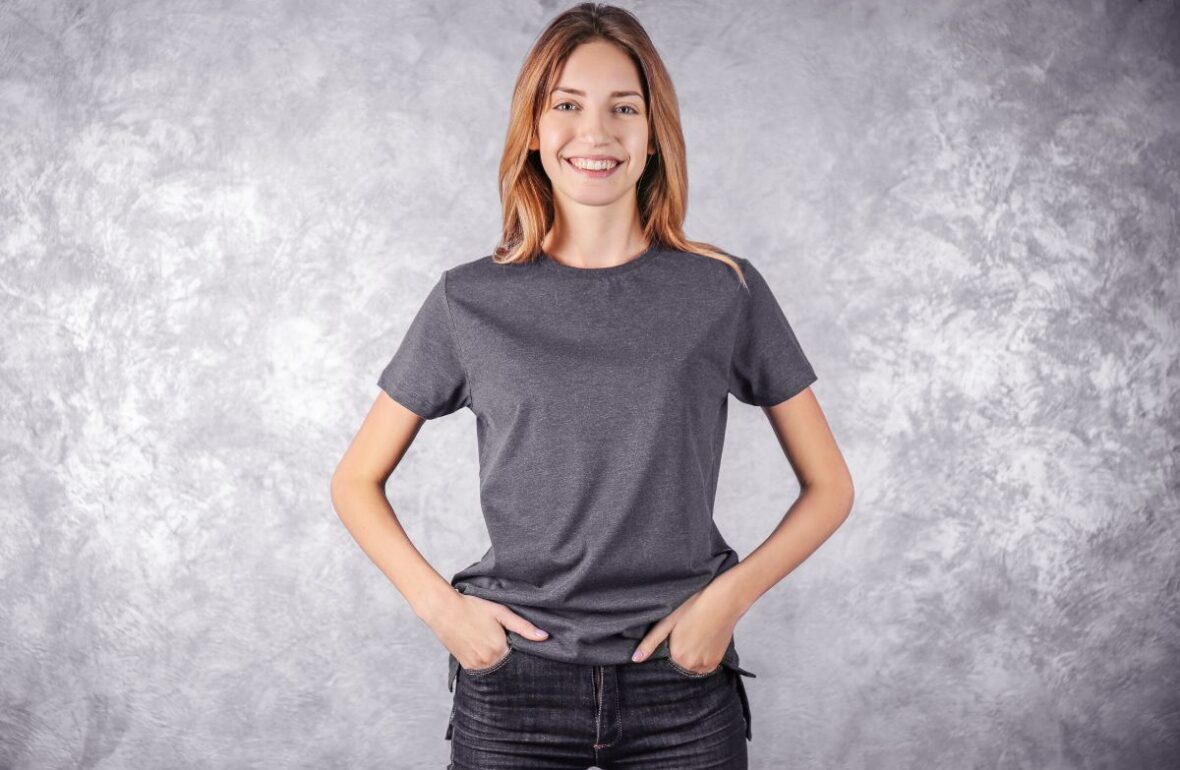 молода жінка в сірій футболці