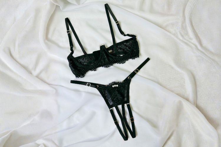 жіноча білизна з відкритим доступом
