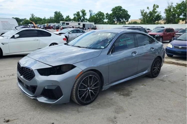 автомобіль сірого кольору