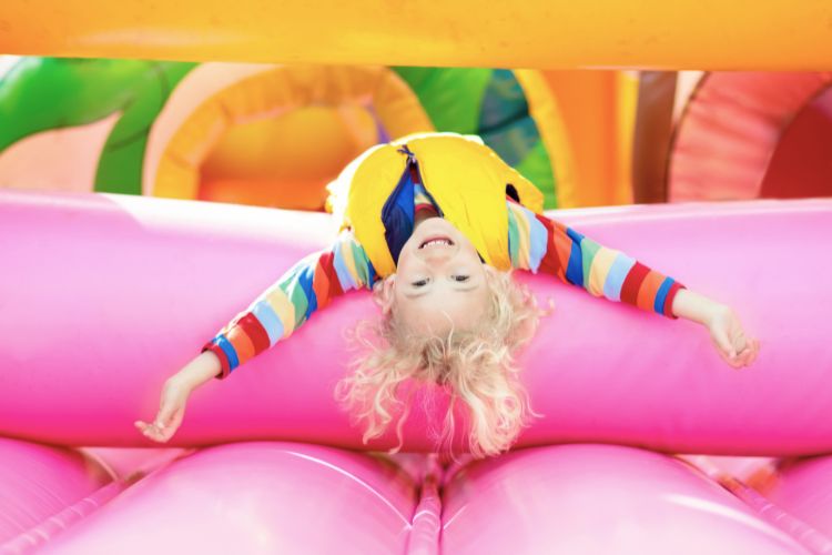 дівчинка в ігровій кімнаті