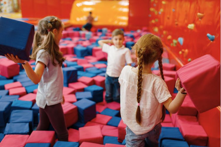 діти в ігровій кімнаті