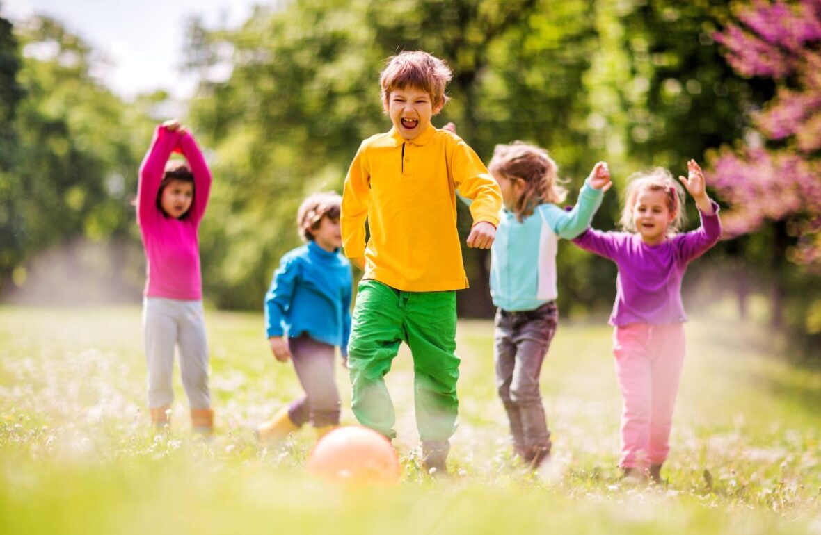діти грають футбол в парку