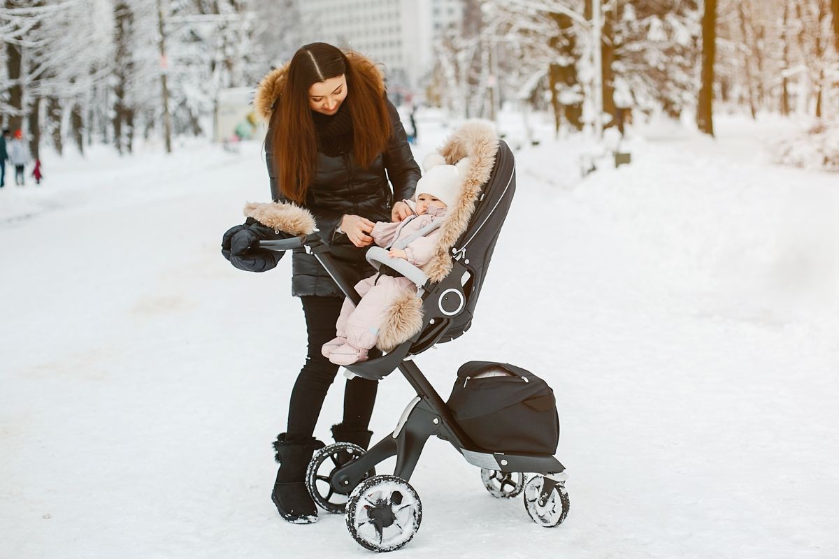Конверт в коляску чи комбінезон: що вибрати для зимових прогулянок
