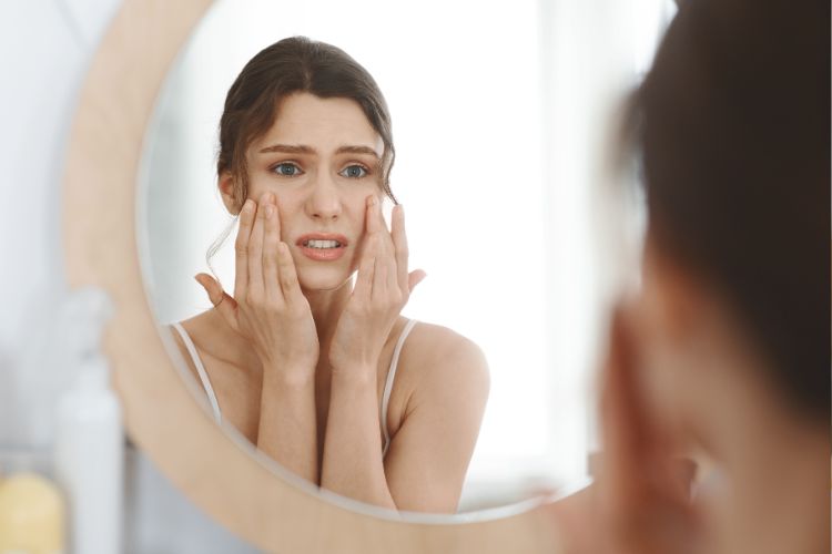 дівчина дивиться в дзеркало