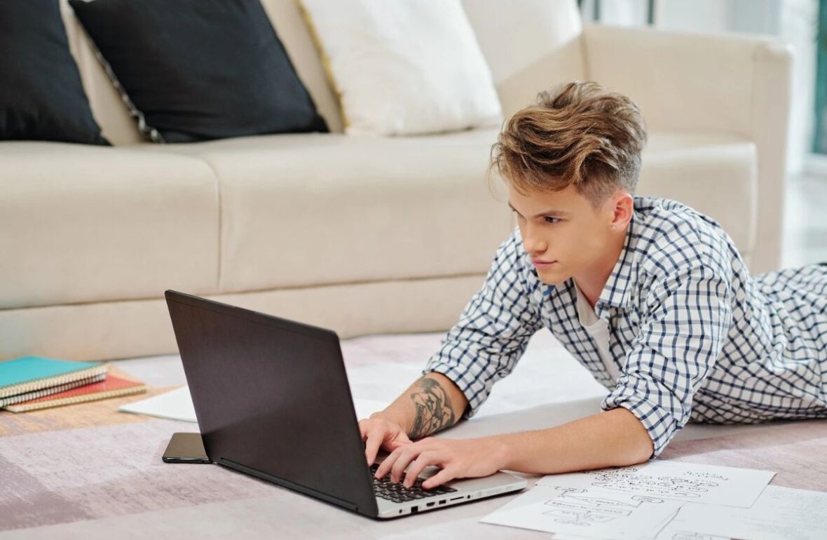 хлопець за ноутбуком