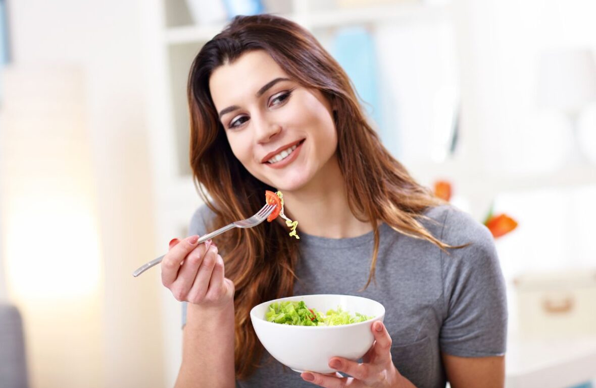 жінка їсть салат