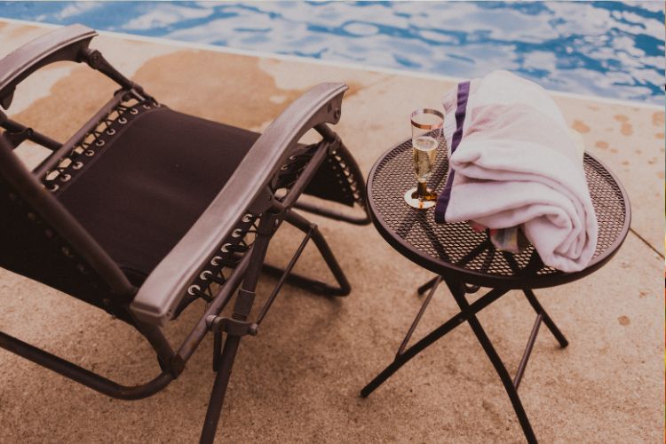 шезлонг біля басейну