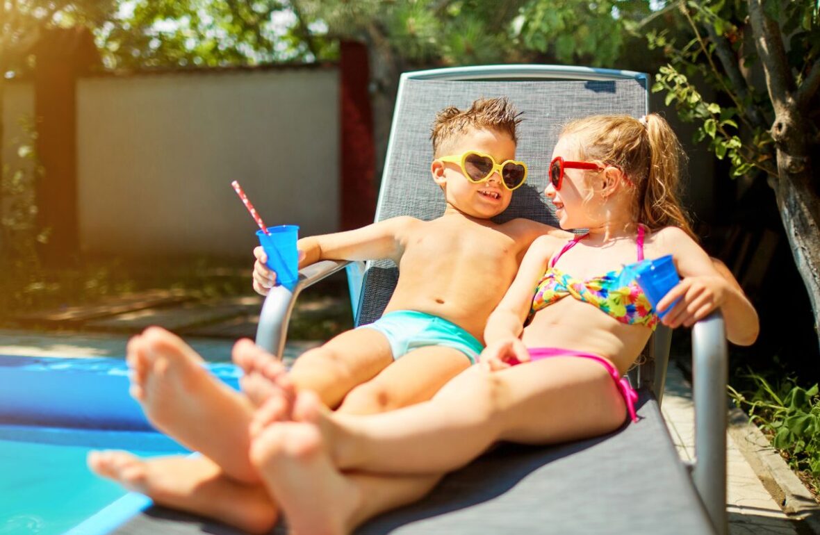 хлопчик і дівчинка відпочивають на шезлонгу