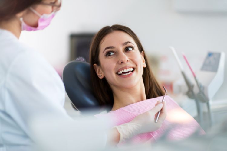 жінка на прийомі в стоматолога