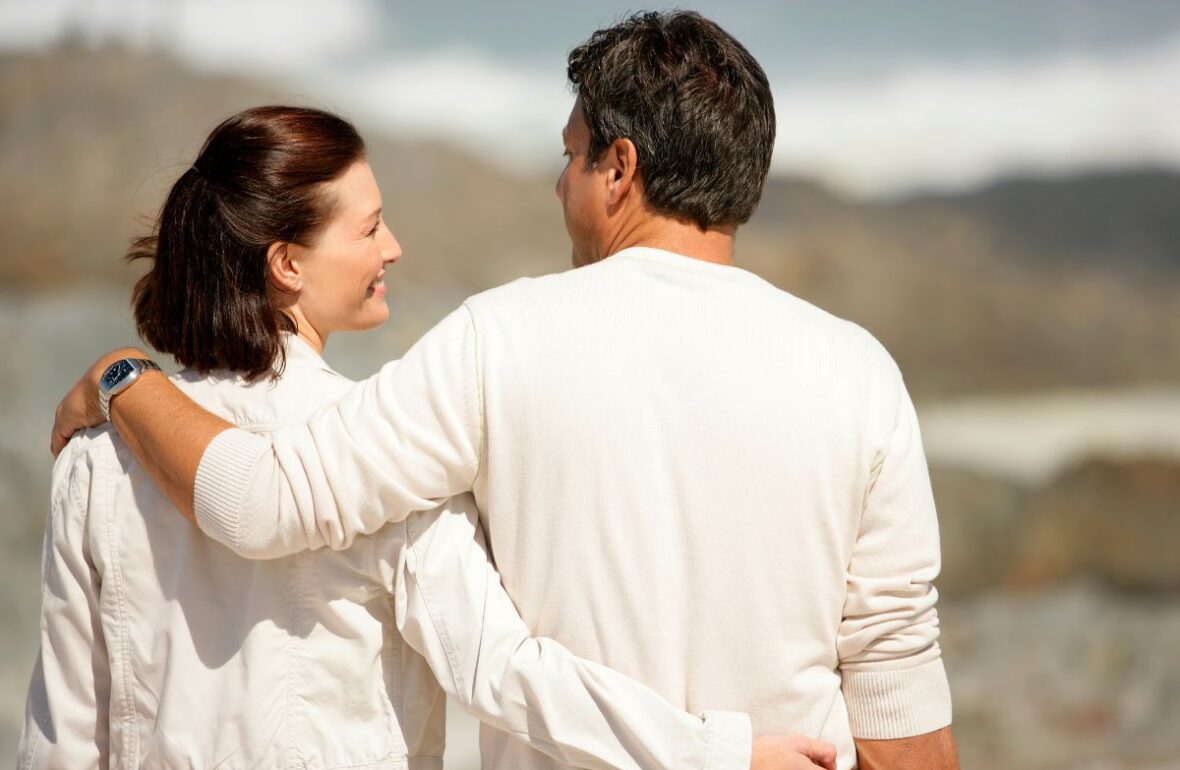 жінка підтримує чоловіка під час лікування алкогольної залежності