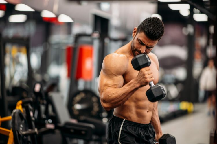 мужчина в спортзалі