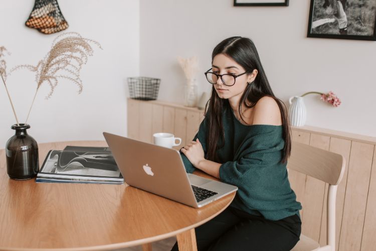 дівчина працює за комп'ютером, пошук роботи