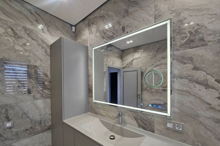 Дзеркало з підсвіткою