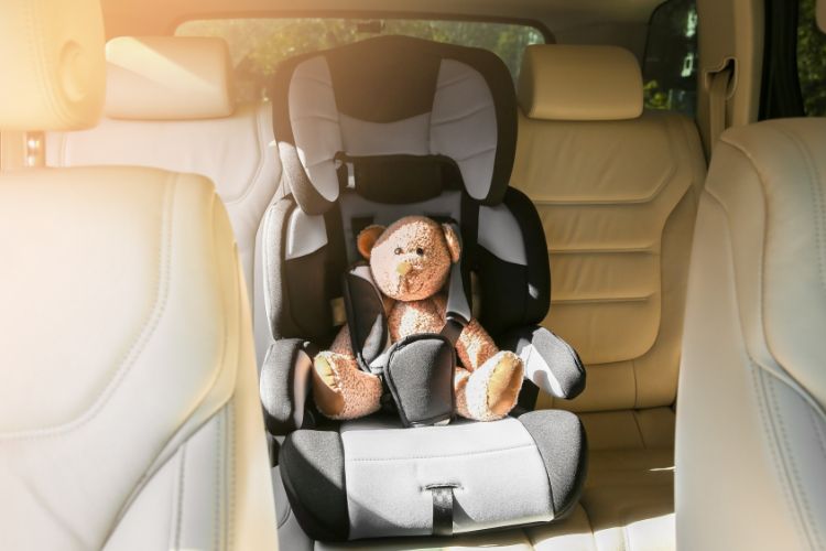 дитяче автокрісло в автомобілі
