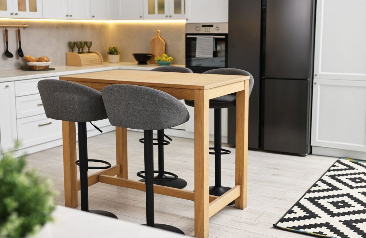 напівбарні стільці в кухні