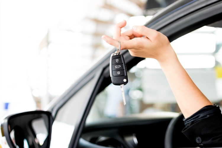 водійка тримає ключ від авто