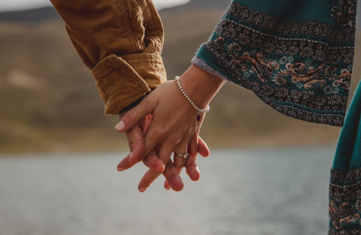 кохання, закохана пара тримається за руки