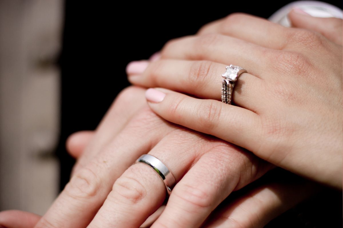 Як обрати ідеальну ювелірну пару: поєднання каблучки для пропозиції та весільних обручок