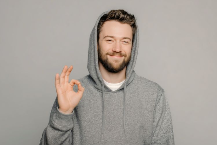 мужчина в толстовці