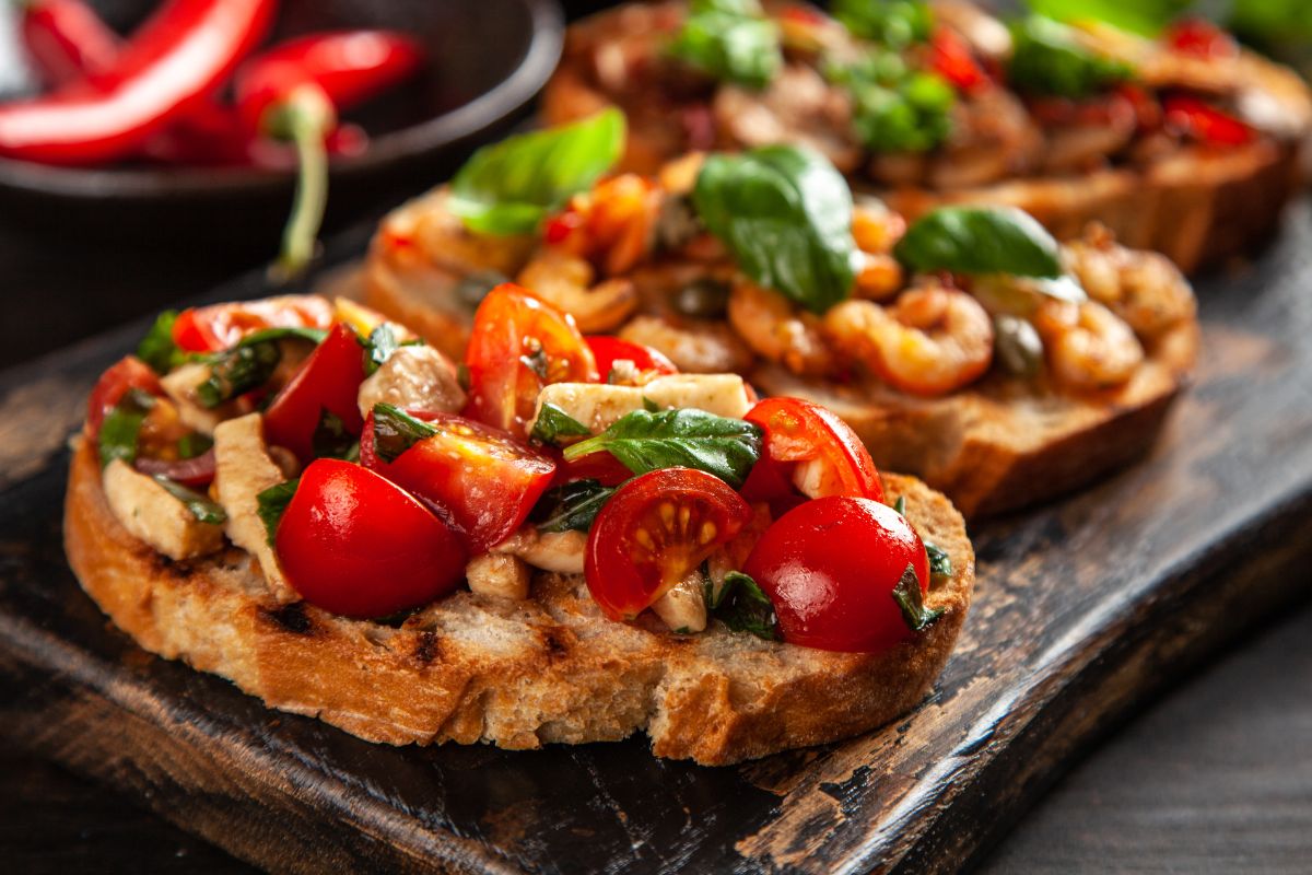 Святкові брускети, що здивують гостей: правила приготування та добірка рецептів