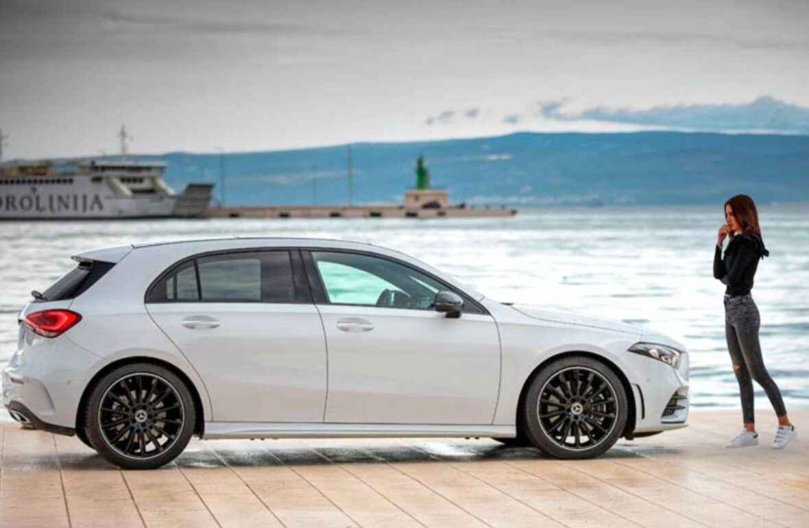 жінка дивиться на автомобіль