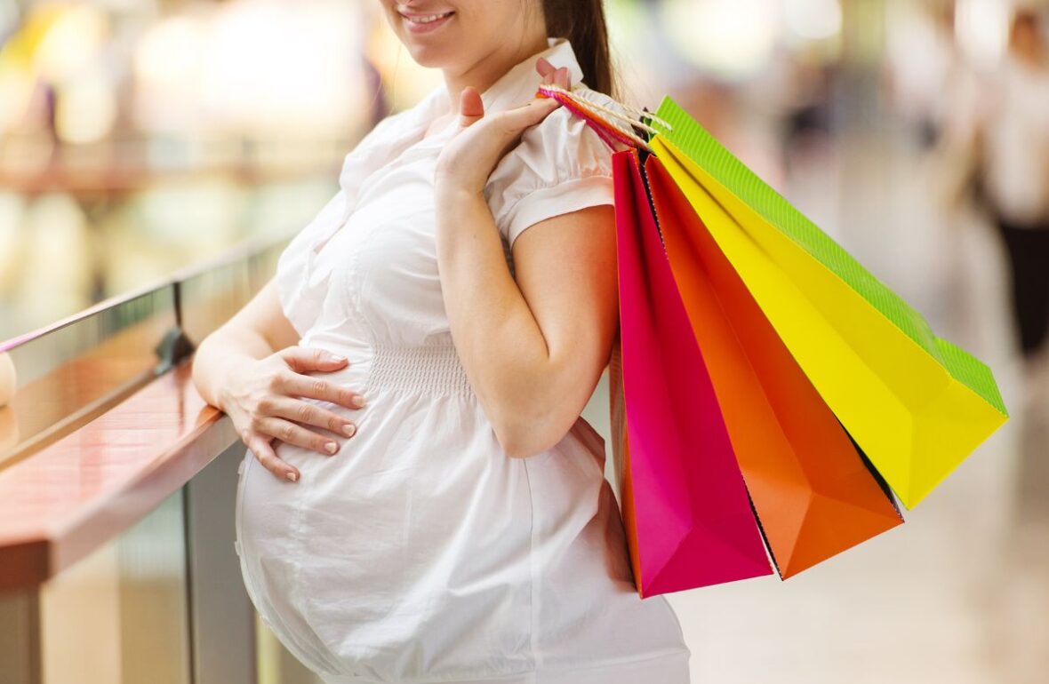 вагітна жінка на шопінгу