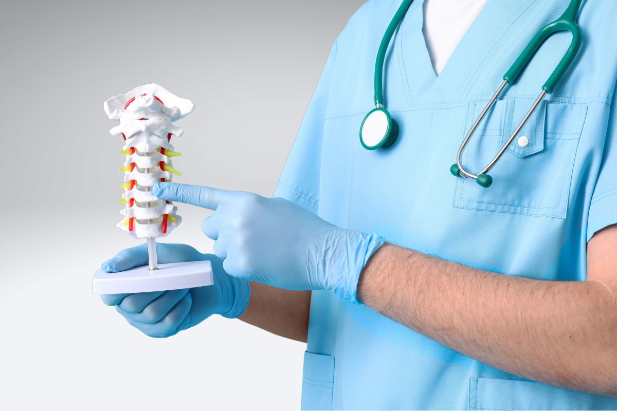 Коли вести дитину до ортопеда: вік перших оглядів та «червоні прапорці» в розвитку