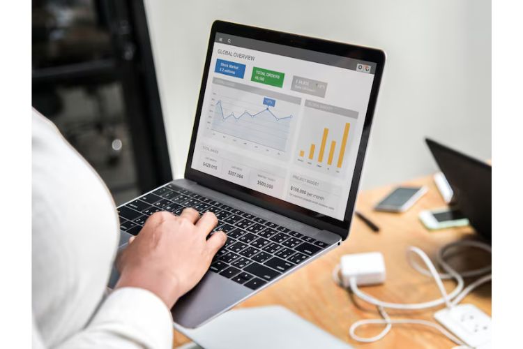 жінка працює за комп'ютером