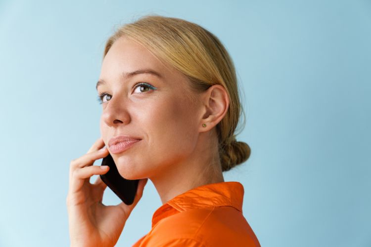 дівчина розмовляє по мобільному телефону