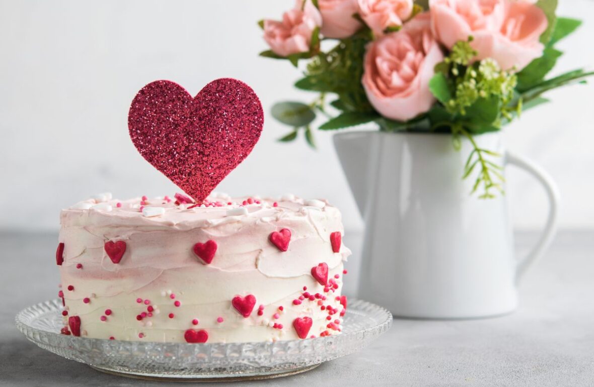торт, прикрашений сердечками