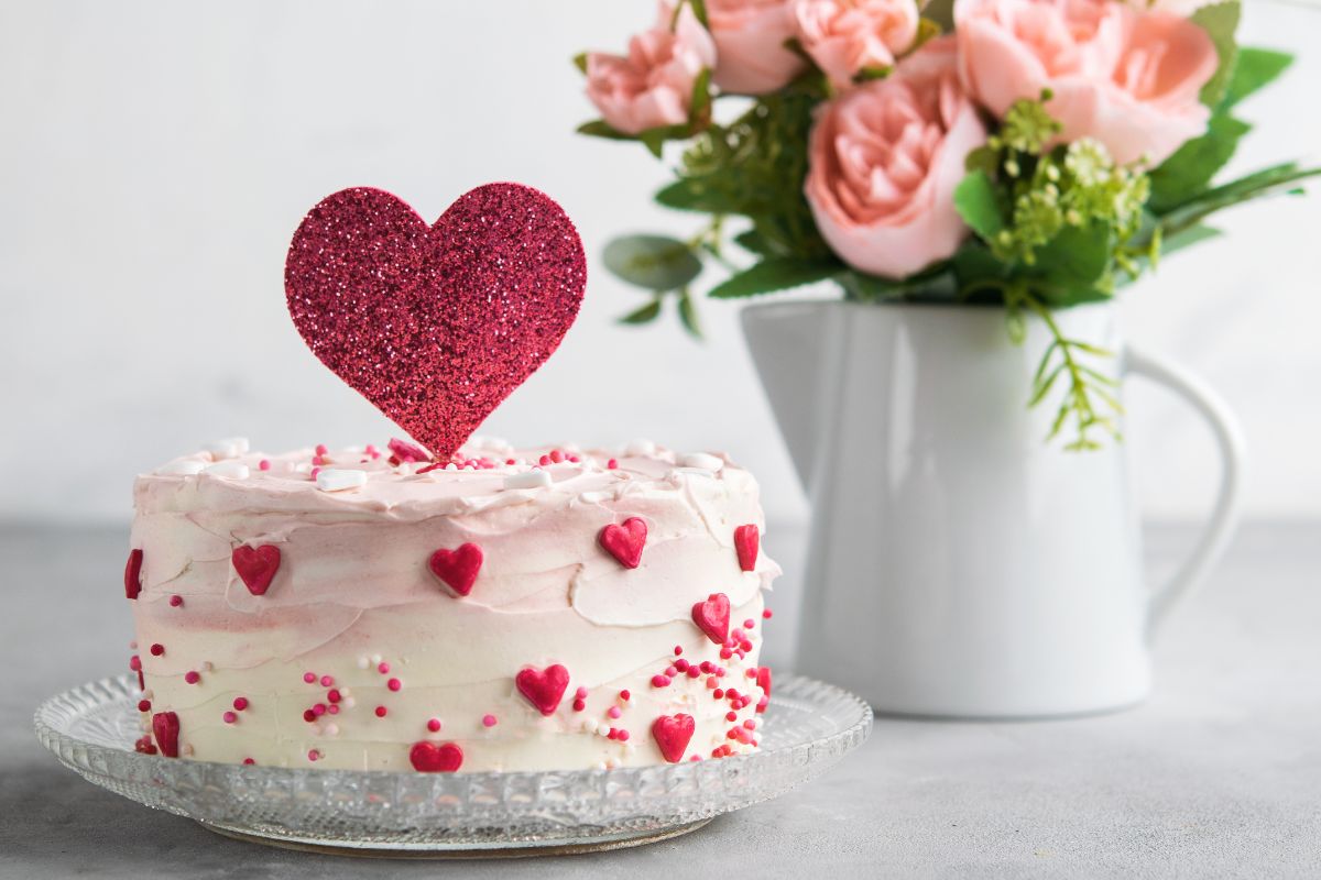 Як зробити святкові прикраси для тортів до Дня закоханих
