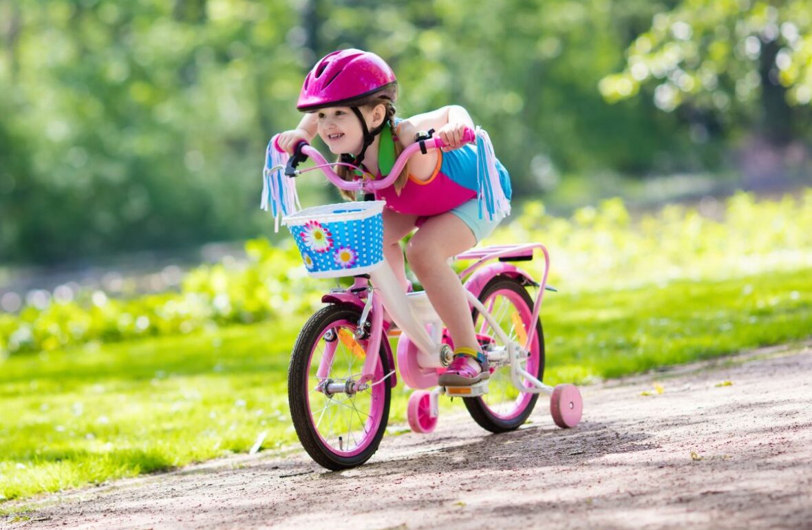 дівчинка їде на велосипеді