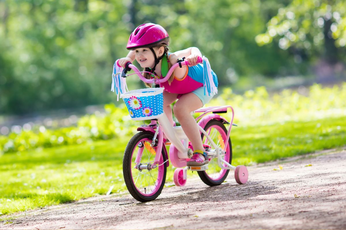 Як обрати ідеальний велосипед для дівчинки: повний гайд для батьків в Україні