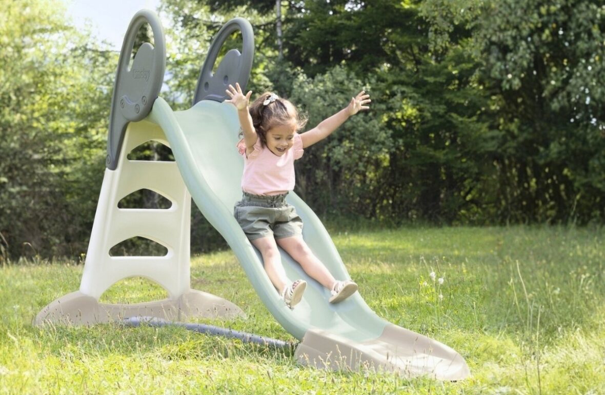 дівчинка на гірці