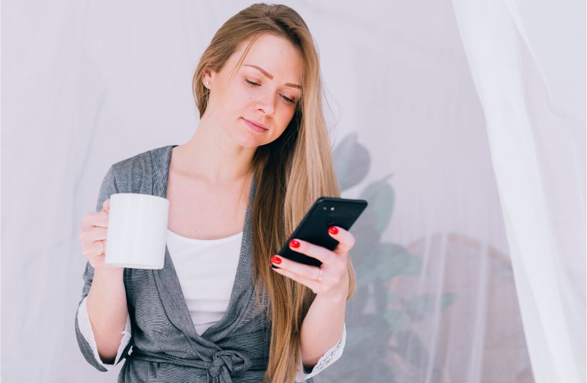 дівчина читає новини