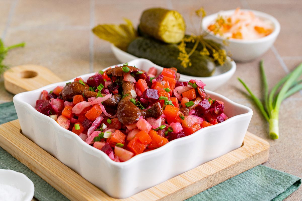 Вінегрет по-литовськи з грибами, квашеною капустою та смаженою цибулею — смачний рецепт традиційного салату