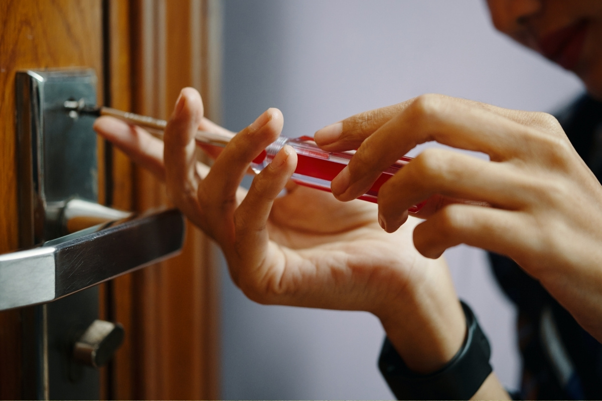 Замки для промислових шаф та корпусів: як вибрати, щоб не було люфтів та проблем із доступом