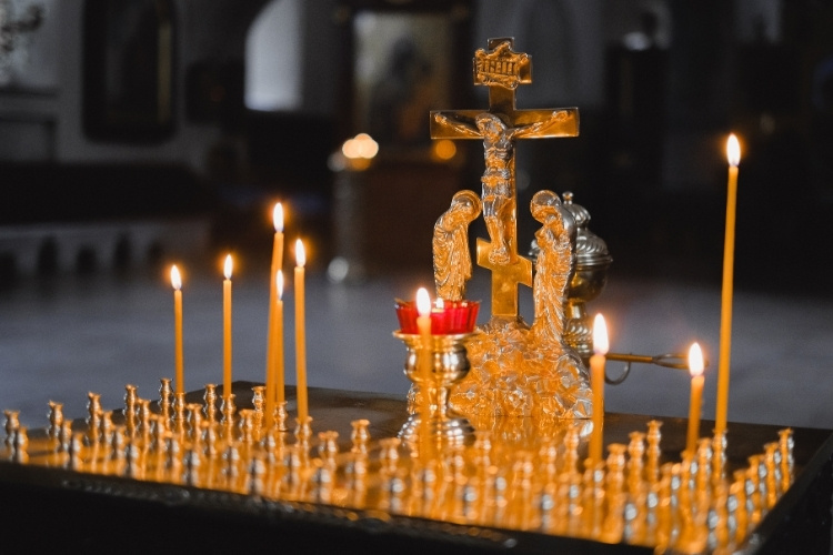 запалені свічки в церкві